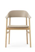 Bild von Normann Copenhagen Herit Sessel Polsterung SH: 45 cm – Gestell Eiche/Synergy Sand