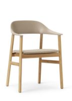 Bild von Normann Copenhagen Herit Sessel Polsterung SH: 45 cm – Gestell Eiche/Synergy Sand