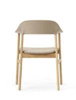 Bild von Normann Copenhagen Herit Sessel Polsterung SH: 45 cm – Gestell Eiche/Synergy Sand