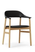 Bild von Normann Copenhagen Herit Sesselpolsterung SH: 45 cm – Gestell aus Eiche/schwarzes Spectrum-Leder