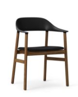 Bild von Normann Copenhagen Herit Sesselpolsterung SH: 45 cm – Gestell aus geräucherter Eiche/Schwarz Synergy