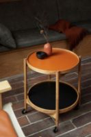 Bild von Brdr. Krüger Bølling Tabletttisch mit 2 Tabletts Ø: 50 cm – Geölte Eiche/Cognac und Schwarz