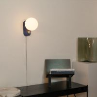 Bild von Tala Alumina Tisch-/Wandleuchte mit Sphere IV Glühbirne EU H: 24 cm – Saphir OUTLET