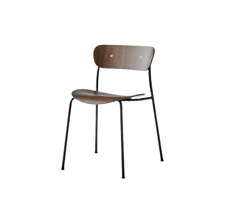 Bild von &Tradition Pavilion Chair AV1 SH: 46 cm – Walnuss lackiert/Schwarz