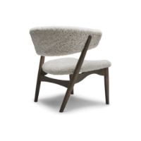 Bild von Sibast Furniture No 7 Lounge Chair Vollgepolstert SH: 35 cm – Eiche dunkel geölt / Kurzes Schaffell