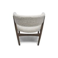 Bild von Sibast Furniture No 7 Lounge Chair Vollgepolstert SH: 35 cm – Eiche dunkel geölt / Kurzes Schaffell