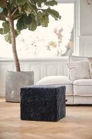 Bild von Natures Collection Quadratischer Pouf aus neuseeländischem Schaffell, kurze Wolle, lockig, 40 x 40 cm – Schwarz