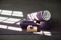 Bild von Nordal Yin Yoga-Matratze mit Fell 65 x 195 cm – Burgunderrot