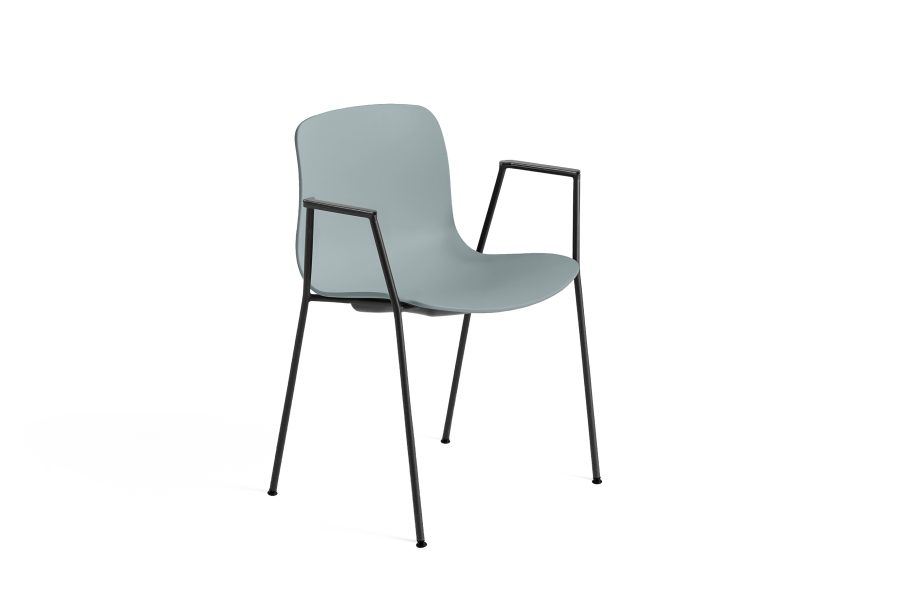 Bild von HAY AAC 18 About A Chair SH: 46 cm – Schwarz pulverbeschichteter Stahl/Staubblau