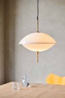 Bild von Fritz Hansen Clam Pendelleuchte Ø: 44 cm – Opal/Messing OUTLET