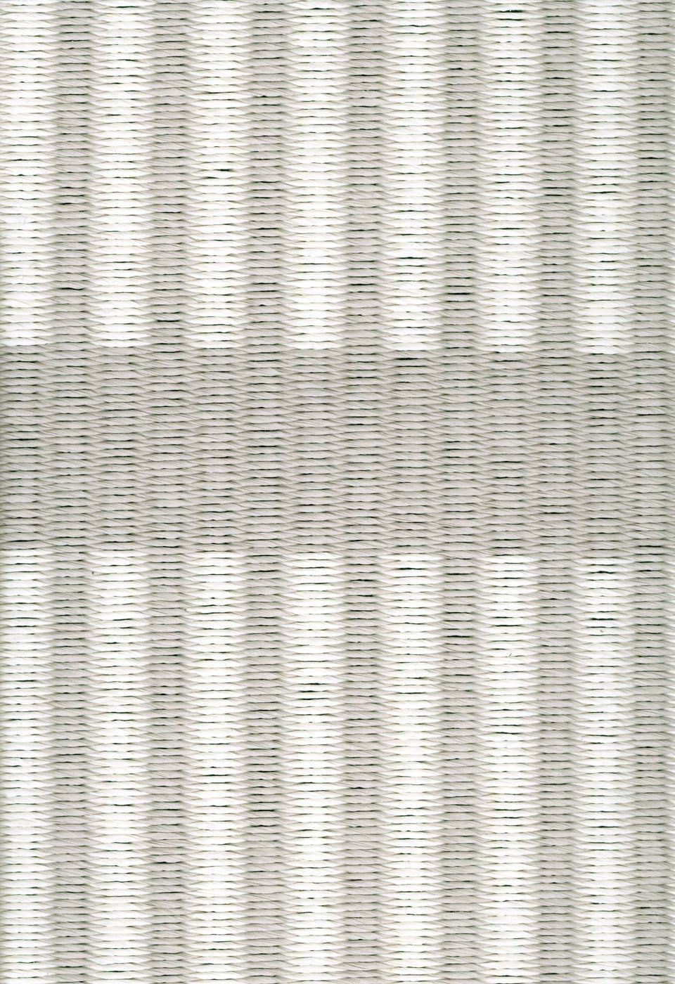 Bild von Woodnotes Cut Stripe Teppich mit genähten Kanten 140 x 200 cm – Stein/Weiß