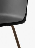 Bild von &Tradition HW6 Rely Chair SH: 46 cm – Schwarz/bronziertes Gestell