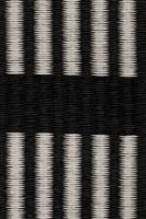 Bild von Woodnotes Cut Stripe Teppich mit genähten Kanten 170 x 240 cm – Schwarz/Stein