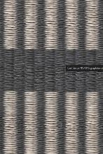 Bild von Woodnotes Cut Stripe Teppich mit genähten Kanten 170 x 240 cm – Graphit/Stein