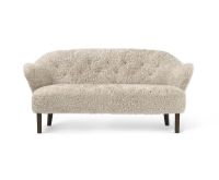 Bild von Audo Copenhagen Ingeborg 2,5 Pers. Sofa L: 160 cm – Schaffell Moonlight/Räuchereiche