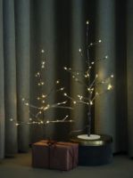 Bild von Sirius Kira Wood mit 28 LED-Lichtern H: 35 cm – Braun/Schneebedeckt
 AUSLAUF