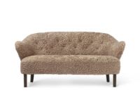 Bild von Audo Copenhagen Ingeborg 2,5 Pers. Sofa L: 160 cm – Schaffell Sahara/Räuchereiche