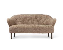 Bild von Audo Copenhagen Ingeborg 2,5 Pers. Sofa L: 160 cm – Schaffell Sahara/Räuchereiche