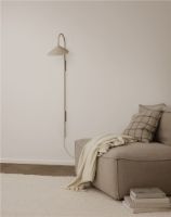 Bild von Ferm Living Arum Drehbare Wandleuchte, hoch, H: 127 cm – Kaschmir