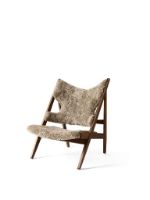 Bild von Audo Copenhagen Knitting Lounge Chair Schaffell SH: 30 cm – Gestell Walnuss/Schaffell Curly Sahara