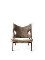 Bild von Audo Copenhagen Knitting Lounge Chair Schaffell SH: 30 cm – Gestell Walnuss/Schaffell Curly Sahara