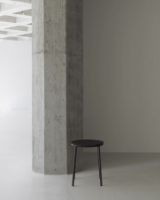 Bild von Normann Copenhagen Circa Hocker H: 45 cm – Schwarzes Aluminium