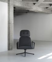 Bild von Normann Copenhagen Pad Armchair High mit Drehgestell H: 116,4 cm – Schwarzes Alu/Schwarze Eiche Yoredale