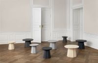 Bild von Normann Copenhagen Pine Table Large H: 44,6 x Ø: 65 cm – Dunkelblau

