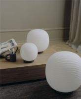 Bild von New Works Lantern Globe Tischlampe Ø: 30 cm – Milchweißes Opalglas