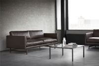 Bild von Fredericia Furniture 5652 Calmo 2 Pers. Sofa 95 L: 200 cm – Omni 377 Dunkelbraunes Leder/Mattchromrahmen