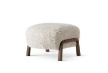 Bild von &Tradition Wulff Pouf ATD3 SH: 39 cm – Schaffell Mondlicht/Walnuss