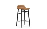 Bild von Normann Copenhagen Form Barhocker SH: 65 cm – Brandy-Leder/Schwarze Eiche