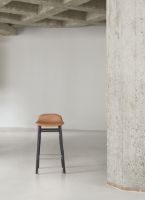 Bild von Normann Copenhagen Form Barhocker SH: 65 cm – Brandy-Leder/Schwarze Eiche