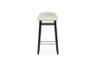 Bild von Normann Copenhagen Form Barhocker SH: 65 cm – Upminster Sand/Schwarze Eiche