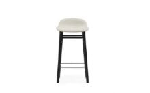 Bild von Normann Copenhagen Form Barhocker SH: 65 cm – Upminster Sand/Schwarze Eiche