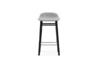 Bild von Normann Copenhagen Form Barhocker SH: 65 cm – Partner Grau/Schwarze Eiche