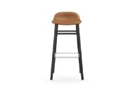 Bild von Normann Copenhagen Form Barhocker SH: 75 cm – Brandy-Leder/Schwarze Eiche