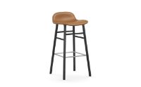 Bild von Normann Copenhagen Form Barhocker SH: 75 cm – Brandy-Leder/Schwarze Eiche