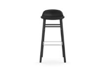 Bild von Normann Copenhagen Form Barhocker SH: 75 cm – Schwarzes Leder/Schwarze Eiche