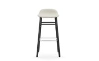 Bild von Normann Copenhagen Form Barhocker SH: 75 cm – Upminster Sand/Schwarze Eiche