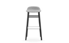 Bild von Normann Copenhagen Form Barhocker SH: 75 cm – Partner Grau/Schwarze Eiche