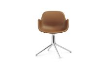 Bild von Normann Copenhagen Form Drehstuhl mit Armlehnen SH: 44 cm – Brandy Leder/Aluminium