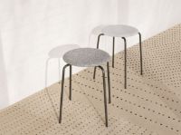 Bild von Fritz Hansen Dot Hocker SH: 46 cm - Grau/Beige/Weiß OUTLET