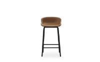 Bild von Normann Copenhagen Hyg Barhocker, vollständig gepolstert, SH: 65 cm – Brandy-Leder/schwarzer Stahl