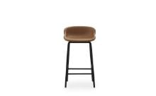 Bild von Normann Copenhagen Hyg Barhocker, vollständig gepolstert, SH: 65 cm – Brandy-Leder/schwarzer Stahl