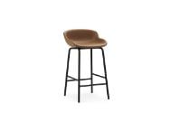 Bild von Normann Copenhagen Hyg Barhocker, vollständig gepolstert, SH: 65 cm – Brandy-Leder/schwarzer Stahl