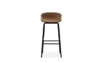 Bild von Normann Copenhagen Hyg Barhocker, vollständig gepolstert, SH: 75 cm – Brandy-Leder/schwarzer Stahl