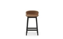 Bild von Normann Copenhagen Hyg Barhocker Voll gepolstert SH: 65 cm – Brandy-Leder/Schwarze Eiche