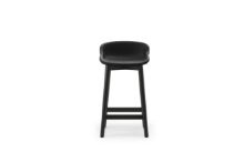 Bild von Normann Copenhagen Hyg Barhocker, vollständig gepolstert, SH: 65 cm – schwarzes Leder/schwarze Eiche