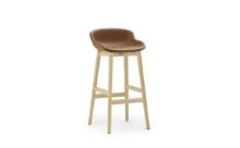 Bild von Normann Copenhagen Hyg Barhocker, vollständig gepolstert, SH: 75 cm – Brandy-Leder/Eiche